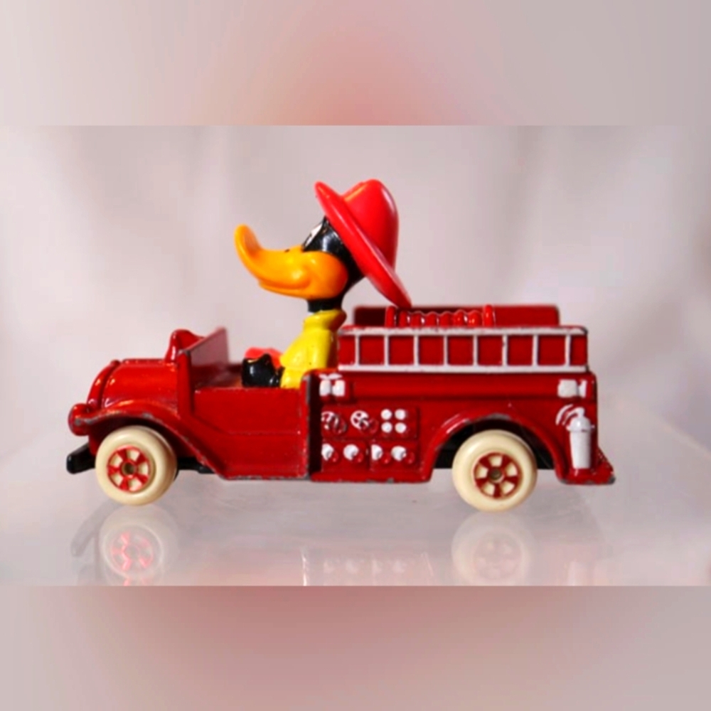 Vintage ERTL Looney Tunes Daffy Duck Fire Engine Diecast 1988